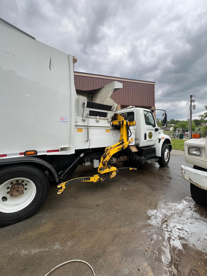 Clean trash truck by shiny side up mobile truck wash