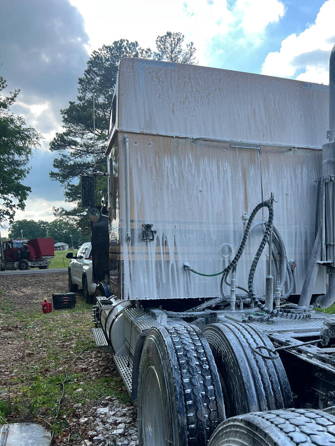 Washing sleeper cab international eagle by shiny side up truck wash