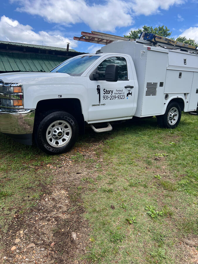 Clean service truck by shiny side up mobile truck wash